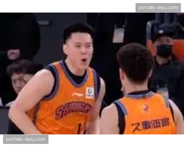 上海李弘权开场三分4投全中 独得15分快速拉开分差